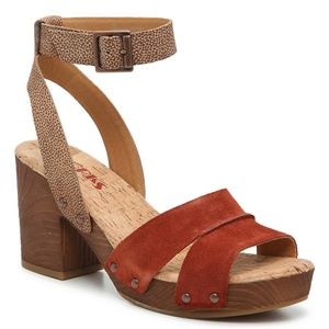 $105 MIA Korks Sandals Heels Brown Rust Suede Sz 6